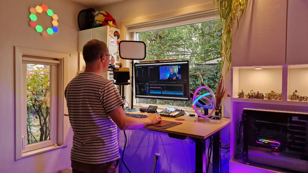 Denie van Kleef aan het video bewerken voor YouTube kanaal.
